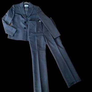 Woman’s suit. Le Suit Sz 4. Career wear.